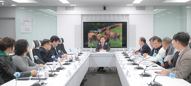 최민호 시장이 25일 시청 집현실에서 세종 한우브랜드 상표개발 용역 최종보고회를 개최하고 있다. ⓒ 세종시