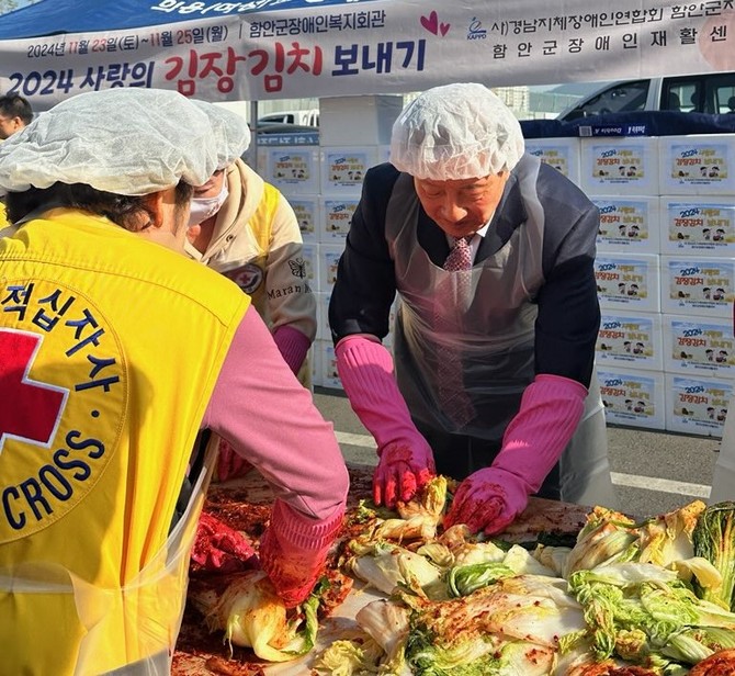 조근제 함안군수가 김장 김치 나누기 행사에 동참하고 있다. ⓒ 함안군