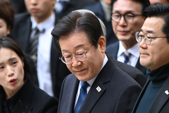 이재명 더불어민주당 대표가 25일 오후 서울 서초구 서울중앙지법에서 열린 '위증교사' 혐의 사건 1심 선고 공판에 출석한 뒤 취재진에게 입장을 밝히고 있다. ⓒ 연합뉴스