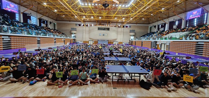 지난 24일 제천체육관에서 '2024 전국대학동호인연맹회장배 탁구대회' 개최 후 단체 기념촬영을 하고 있다. ⓒ 제천시