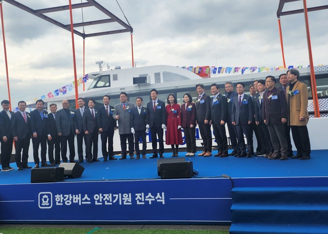 은성중공업이 제작한 한강버스를 서울시에 진수식을 하고 있다. ⓒ 사천시