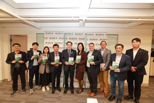 신우철 완도군수가 미국 에너지부 산하 기관인 에너지 고등계획원(ARPA-E) 관계자들과 기념쵤영을 하고 있다. ⓒ 완도군