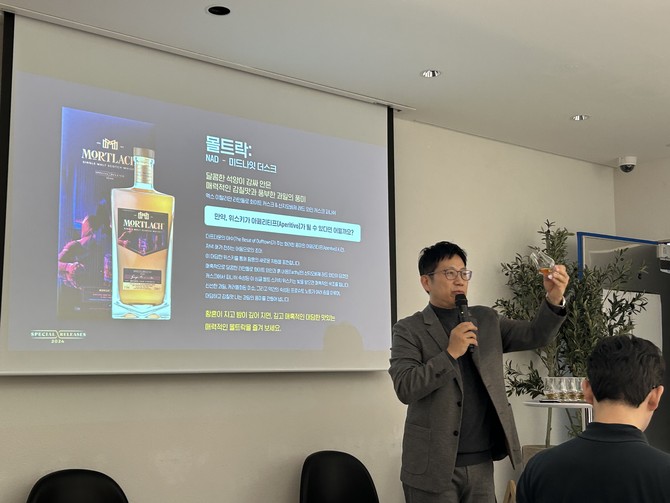 성중용 디아지오코리아 시니어 브랜드 앰버서더가 위스키 '몰트락' 시음 방법을 설명하고 있다. =배예진 기자