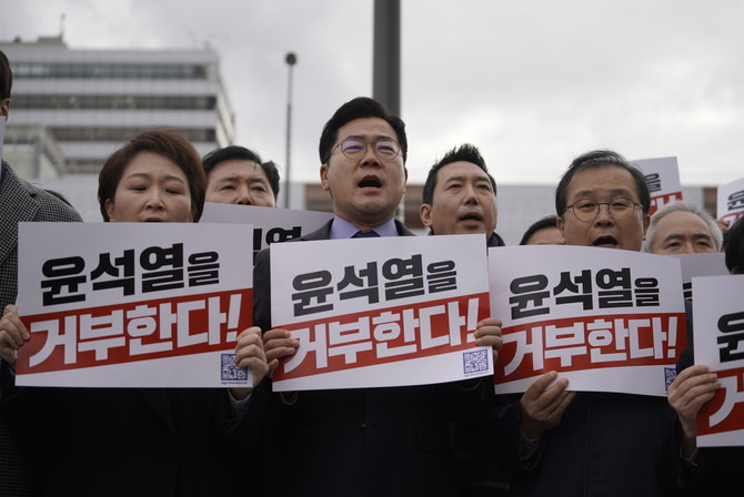 박찬대 더불어민주당 원내대표 등 민주당 의원들이 26일 서울 용산 대통령실 앞에서 김건희 여사 특검법 거부권 규탄 긴급 기자회견을 하고 있다. ⓒ 연합뉴스