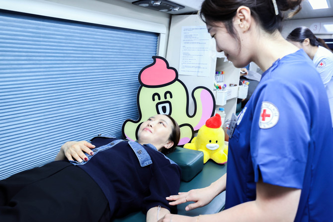 지난 26일 서울 용산구 LG유플러스 용산사옥에서 직원이 대한적십자사 헌혈버스에 누워 채혈하고 있는 모습. ⓒ LG유플러스