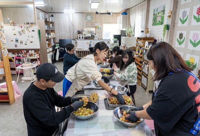 함안별별트립단이 체험 프로그램을 진행하고 있다. ⓒ 함안군