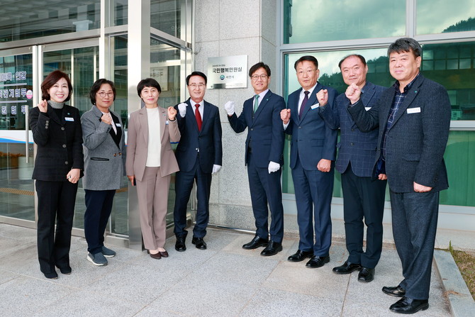 사천시가 2024년 국민행복민원실 현판식을 진행하고 기념사진을 찍고 있다. ⓒ 사천시