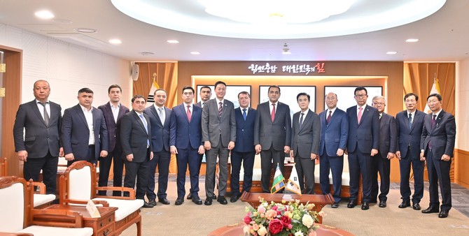 김태흠 충남지사는 지난 27일 도청 접견실에서 보자로프 하이룰라 페르가나 주지사를 접견 후 관계자들과 함께 기념촬영을 하고 있다. ⓒ 충남도
