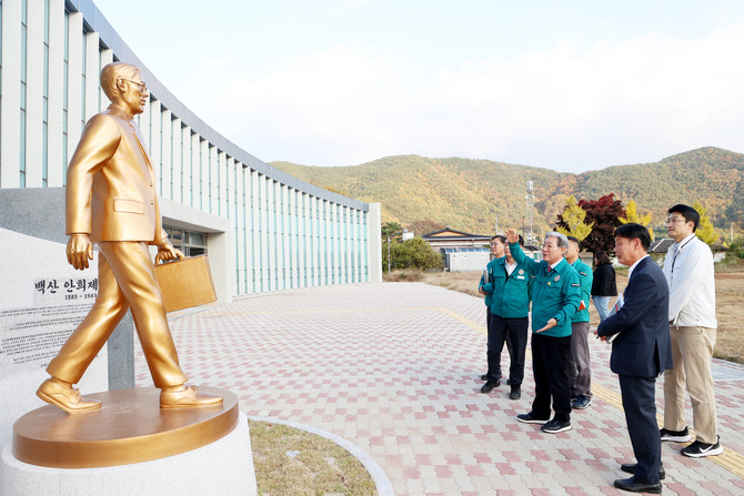 오태완 의령군수가 백산 안희제 선생 기념관을 점검하고 있다. ⓒ 의령군