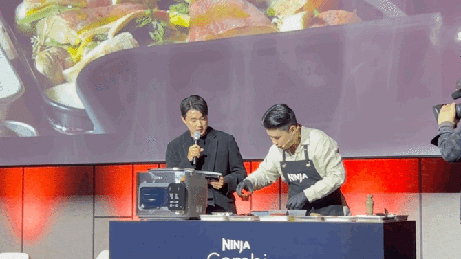 권성준 셰프가 '닌자 콤비 올인원 멀티 쿠커'를 활용해 요리를 선보이고 있다. =배예진 기자
