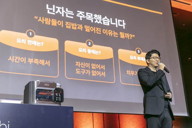 강상범 샤크닌자 시니어제품 마케팅 매니저 이사가 신제품 '닌자 콤비 올인원 멀티 쿠커'를 발표하고 있다. ⓒ 샤크닌자