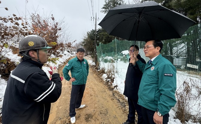 김석필 천안시 부시장이 지난 28일 정전피해를 입은 동남구 목천읍 남화리 연합초원아파트 일대를 방문해 신속한 피해복구를 당부하고 있다. ⓒ 천안시