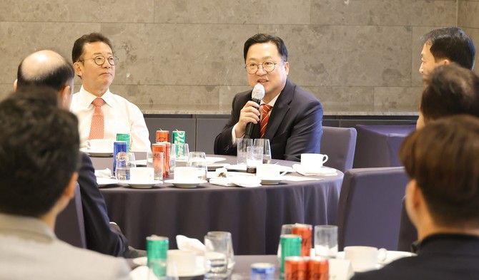 이장우 시장은 29일 홍철호 대통령실 정무수석 비서관을 만나 내년도 정부예산 국회의결을 앞두고 국비사업 반영을 건의하고 있다. ⓒ 대전시