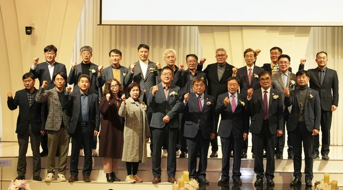 지난 28일 기업인, 근로자, 가족 등 350여명이 참석한 가운데 '2024년 서천군 노·사 한마음 대잔치'를개최 후 단체 기념촬영을 하고 있다. ⓒ 서천군