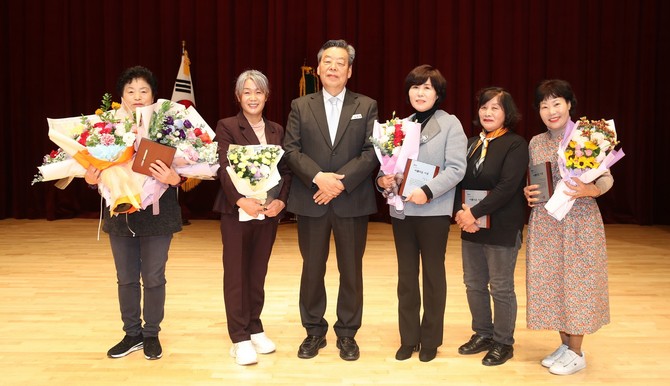 지난 28일 태안문화원 아트홀에서 '제32회 태안군 여성대회'에서 지역 여성 발전에 기여한 주민에게 표창패를수여 후 기념촬영을 하고 있다. ⓒ 태안군
