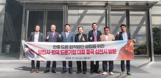당진시 방문단이 DJI본사를 방문해 글로벌 선진사례를 벤치마킹 후 기념촬영을 하고 있다. ⓒ 당진시