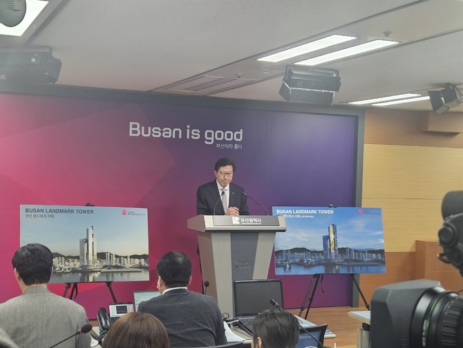 2일 부산항 북항 1단계 해양문화지구 랜드마크 부지 개발 계획을 발표하는 박형준 부산시장. ⓒ 정기환 기자