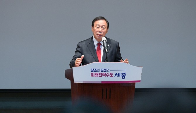 최민호 세종시장은 2일 시청 여민실에서 열린 12월 직원 소통의 날에서 "국가와 지역이 발전하려면 안정적인 지방행정이 뒷받침돼야 한다"고 강조하고 있다. ⓒ 세종시