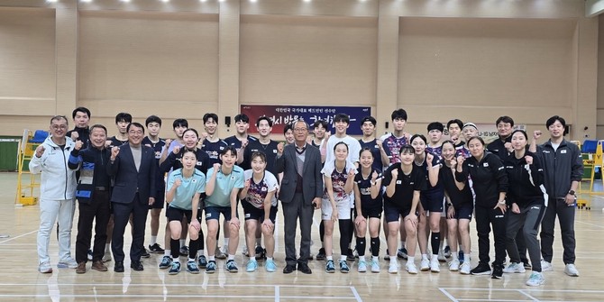보령시는 배드민턴 국가대표 선수단 30여 명이 참여한 동계 전지훈련이 11월30일 성료 후 단체 기념촬영을 하고 있다. ⓒ 보령시