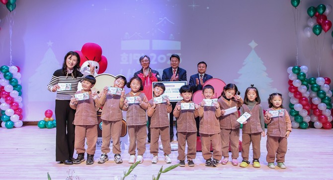 당진시에서 진행 중인 '희망 2025 나눔캠페인'에 어린이들이 고사리 손으로 전하는 성금이 따뜻한 감동을 주고 있다. ⓒ 당진시