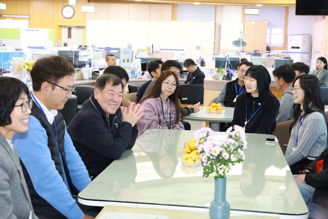 이승화 산청군수가 민원담당 직원들의 사기진작을 위해 소통 간담회를 가지고 있다. ⓒ 산청군