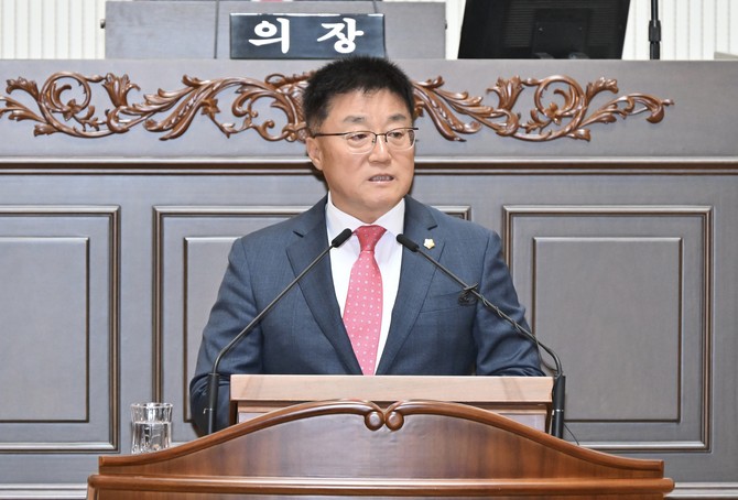 김형석 진주시의원이 스마트 경로당 관리사 도입을 제안하고 있다. ⓒ 진주시의회