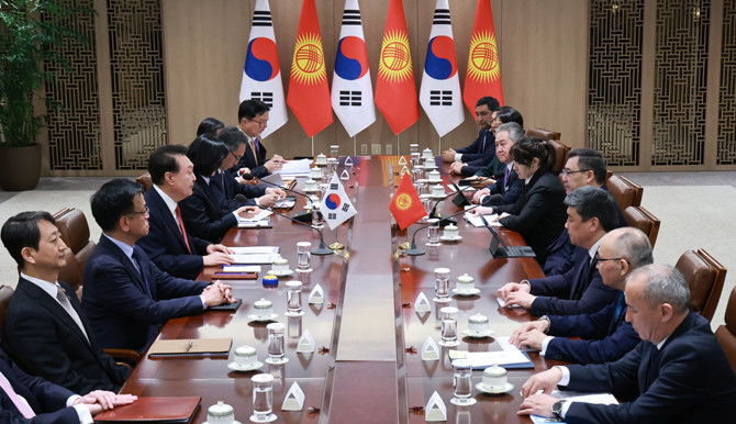 윤석열 대통령과 자파로프 키르기즈공화국 대통령은 △에너지 △핵심광물 △농업 △기후변화 대응 △교육 등 제반 분야 협력을 심화하기로 했다. ⓒ 연합뉴스