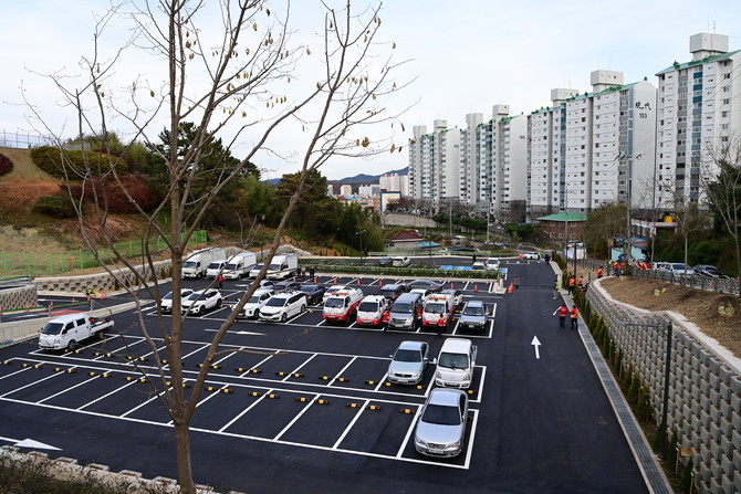 진주시가 조성한 선학산 등산로변 공영주차장. ⓒ 진주시
