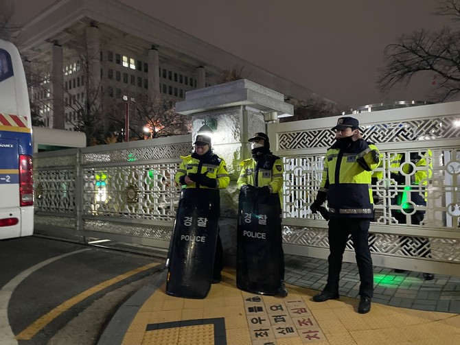윤석열 대통령이 비상계엄을 선포한 3일 밤 서울 여의도 국회 출입문을 경찰이 통제하고 있다. ⓒ 연합뉴스