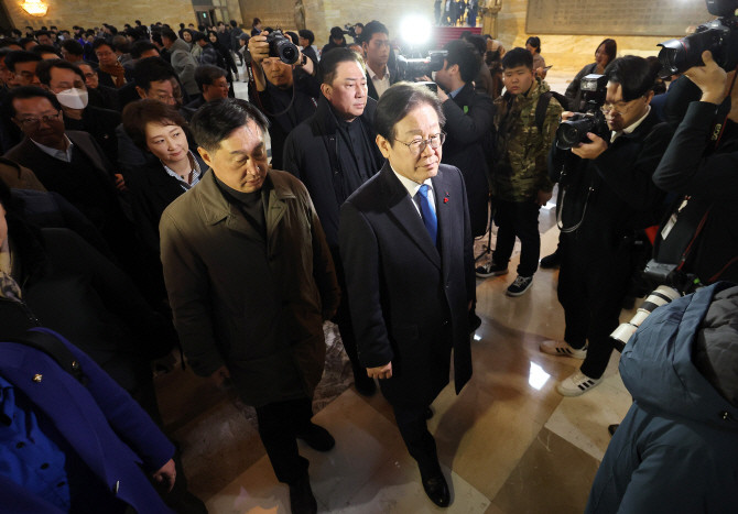 이재명 더불어민주당 대표와 의원들이 4일 새벽 국회에서 긴급 비공개 의원총회장으로 향하고 있다. ⓒ 연합뉴스