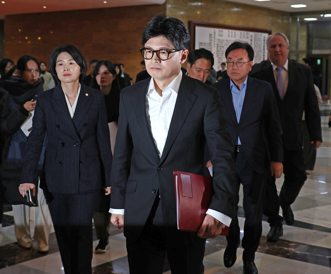 한동훈 국임의힘 당대표가 4일 서울 여의도 국회에서 열린 비상의원총회에 참석하고 있다. ⓒ 연합뉴스