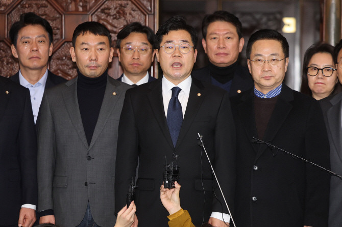 박찬대 더불어민주당 원내대표가 4일 새벽 국회에서 윤석열 대통령의 비상계엄 해제 담화와 관련해 입장발표를 하고 있다. ⓒ 연합뉴스