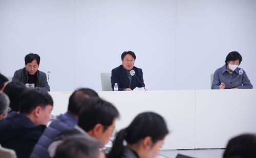 강기정 광주광역시장이 4일 새벽 시청 중회의실에서 광주시의회, 광주 5개 자치구, 5·18단체, 광주지역 시민사회단체 및 종교단체 대표자들과 '광주 비상계엄 무효선언 연석회의'에 참석해 회의를 하고 있다. ⓒ 광주광역시