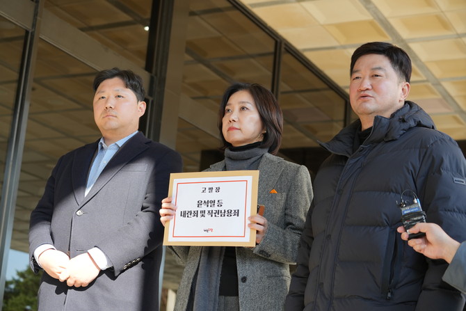 허은아 개혁신당 대표가 4일 오후 서울중앙지방검찰청에서 윤석열 대통령에 대한 내란죄 고발장을 제출하기에 앞서 입장을 밝히고 있다. ⓒ 개혁신당 공보국