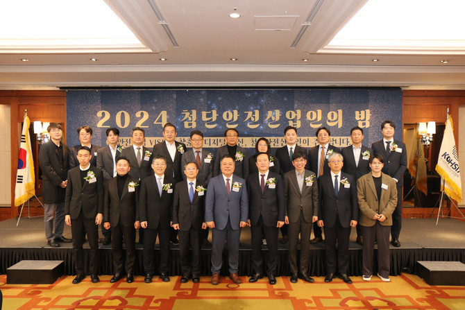 지난 3일 서울 인터컨티넨탈 파르나스 오키드홀에서 개최한 '2024 첨단안전산업인의 밤'에 참석한 이성진 한국첨단안전산업협회 회장(가운데)을 비롯해 김종주 산업통상자원부 산업공급망정책과 과장, 박경국 한국가스안전공사 사장(前 행정안전부 차관), 류연수 경찰청 팀장, 차석원 차세대융합기술연구원 원장, 김해규 한국건설생활환경시험연구원 본부장, 강병준 전자신문 대표이사 등 시상자와 수상자들이 기념촬영하고 있다. ⓒ 한국첨단안전산업협회