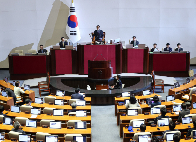 5일 서울 여의도 국회에서 열린 본회의에서 최재해 감사원장 탄핵소추안, 이창수 서울중앙지검장, 조상원 4차장검사, 최재훈 반부패수사2부장에 대한 탄핵소추안이 통과되고 있다. ⓒ 연합뉴스