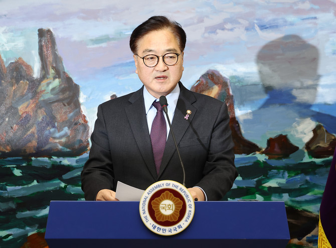 우원식 국회의장이 6일 서울 국회 접견실에서 긴급 담화문을 발표하고 있다. ⓒ 연합뉴스