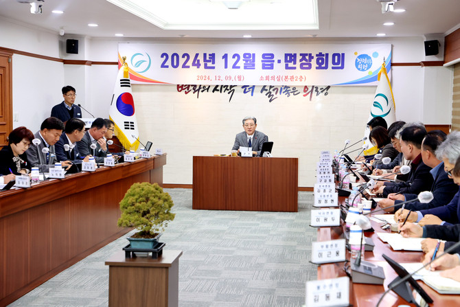 의령군이 읍면장회의에서 위기가구 발굴을 위해 논의하고 있다. ⓒ 의령군