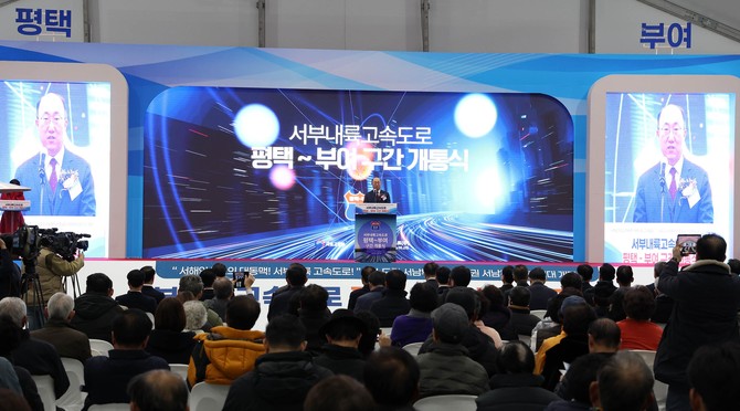 9일 서부내륙고속도로 개통식에서 김기영 행정부지사가 축사를 하고 있다. ⓒ 충남도