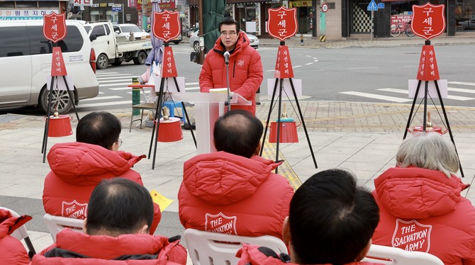 구세군 보령 지역회가 주최한 자선냄비 모금 운동 시종식이 김동일 시장이 격려사를 하고 있다. ⓒ 보령시