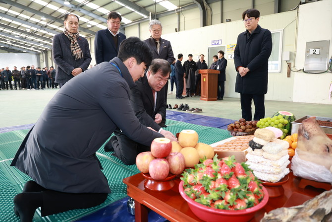 이승화 군수가 산청 곶감 초매식에 참여하고 있다. ⓒ 산청군