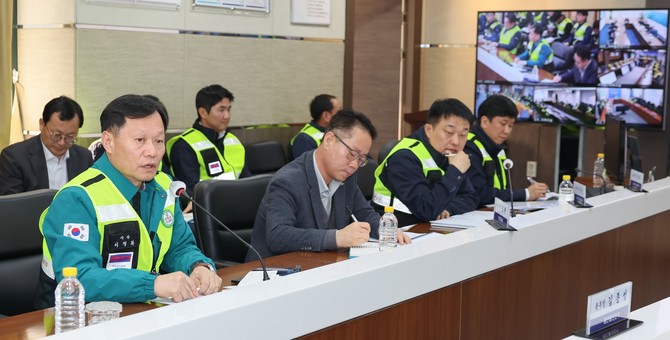 이정복 한국서부발전 사장이 11일 발전설비의 안정적 운영을 위한 전사 전력 수급 대책 화상회의와 현장점검을 진행하고 있다. ⓒ 한국서부발전