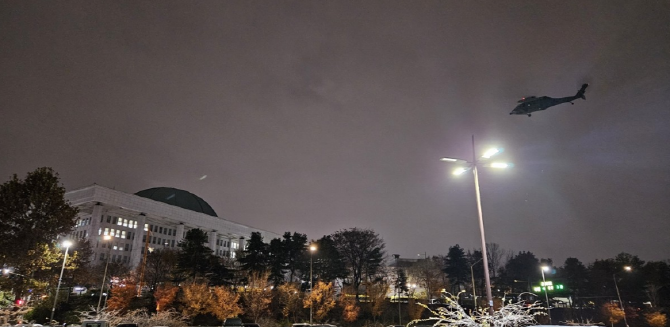 윤석열 대통령이 긴급 담화를 통해 비상계엄을 선포한 가운데 지난 3일 밤 여의도 국회의사당 위에 헬기들이 떠 있다. © 연합뉴스
