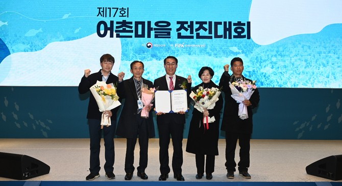 11일 인천광역시에서 열린 '제17회 어촌마을 전진대회'에서 국가중요어업유산 제15호로 '광천토굴새우젓 가공업' 지정서를 수상 후 기념촬영을 하고 있다. ⓒ 홍성군