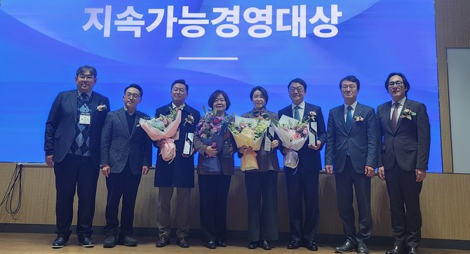 13일 '2024 대한민국 지속가능경영 대상'에서 종합부문 대상(고용노동부 장관상)을 수상 후 기념촬영을 하고 있다. ⓒ 한국어촌어항공단