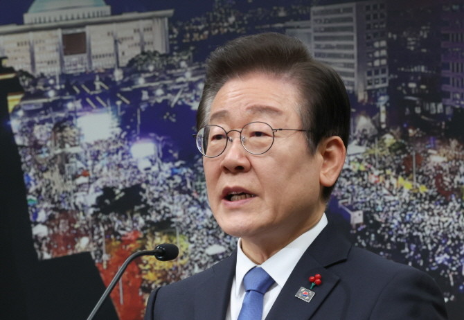 이재명 더불어민주당 대표가 13일 서울 여의도 국회에서 윤석열 대통령에 대한 탄핵소추안 가결을 촉구하고 있다. ⓒ 연합뉴스