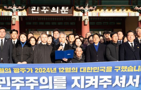 더불어민주당 광주광역시당은 16일 오전 국립5·18민주묘지를 참배하고 민주주의를 굳건히 지키겠다는 각오를 다졌다. ⓒ 더불어민주당 광주광역시당