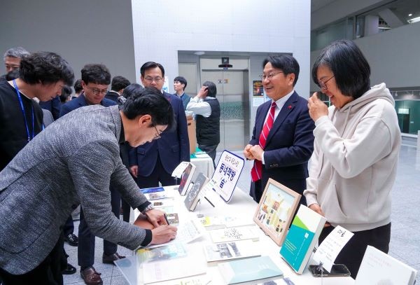 강기정 광주광역시장이 16일 오전 시청 대회의실에서 열린 12월중 정례조회를 마친 뒤 한강 작가 노벨문학상 기념 독립서점 추천도서 전시장을 둘러보고 있다. ⓒ 광주광역시