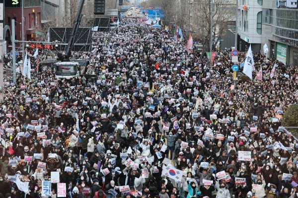 윤석열 대통령에 대한 두 번째 탄핵소추안이 국회 표결에서 가결된 14일 오후 광주 동구 금남로에서 '윤석열 정권 즉각 퇴진 광주비상행동'의 집회 참석자들이 환호하고 있다. ⓒ 연합뉴스