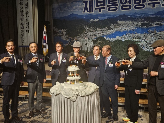 만찬 전 장복만 향우회 고문(동원개발 회장·오른쪽 세번째)과 강인중 향우회 신임 회장(오른쪽 네번째), 추연길 회장(오른쪽 여섯번째) 등 전·현직 회장단이 건배를 하고 있다. ⓒ 정기환 기자